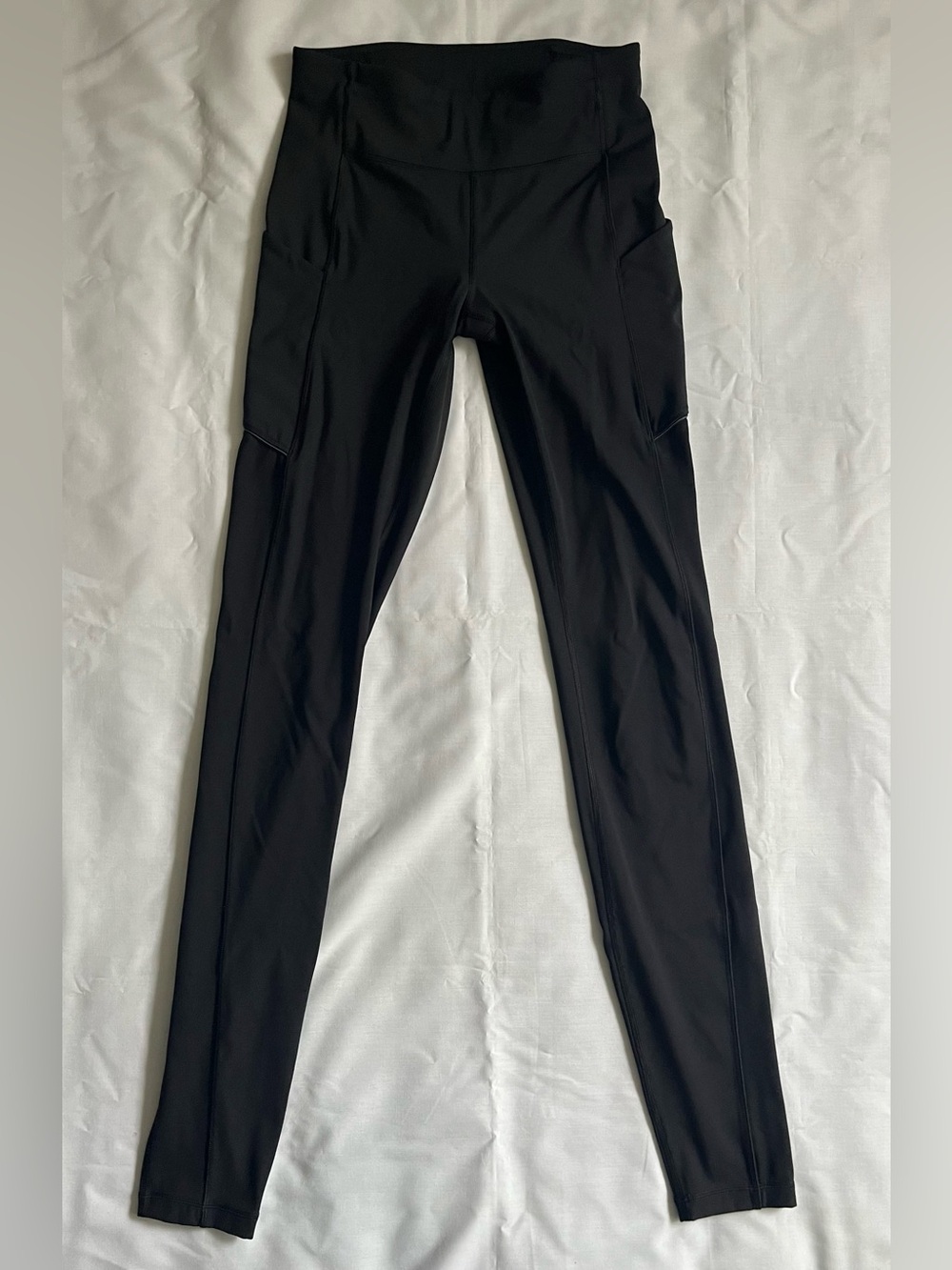 Lululemon. Size 4. ‘Speed Up’. Inseam 31”.